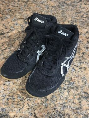 Asics Black and White High-Top Wrestling Shoes Size 2Y